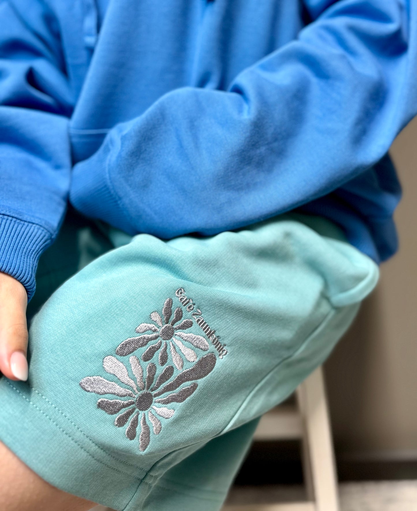 Shorts "Flowers in the Sun Café Zaunkönig" - Teal Monstera