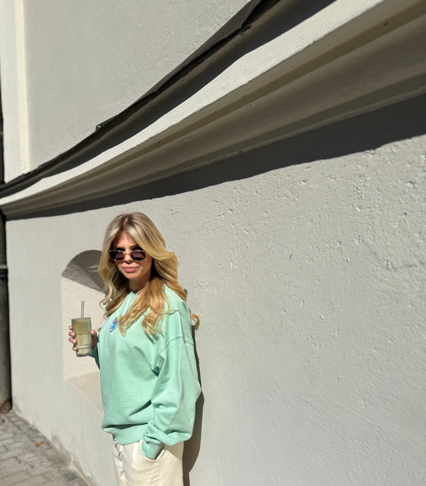Oversize Sweatshirt "Flower Café Zaunkönig" - in Misty Jade