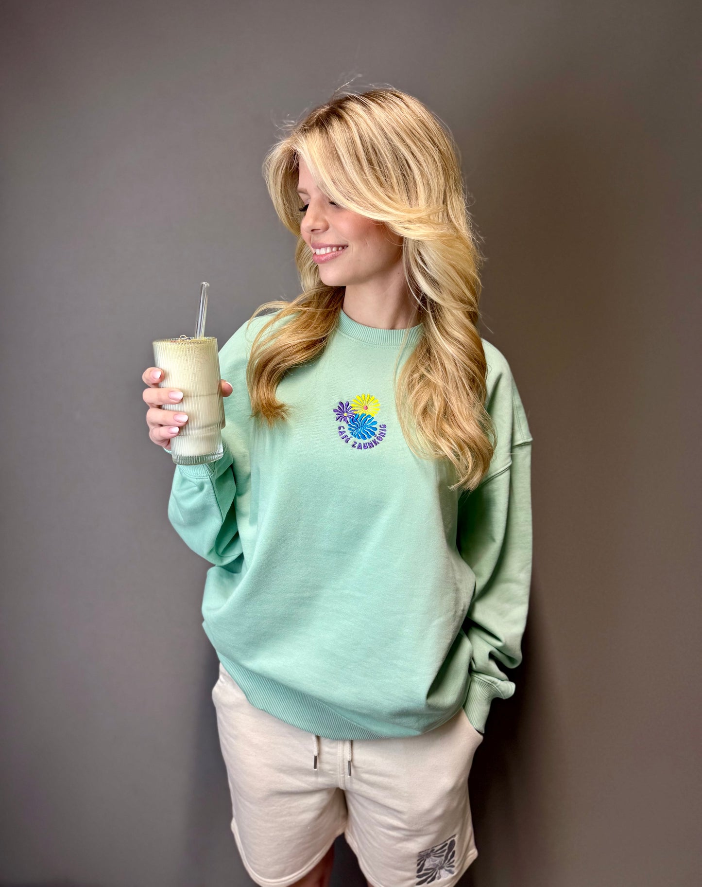 Oversize Sweatshirt "Flower Café Zaunkönig" - in Misty Jade