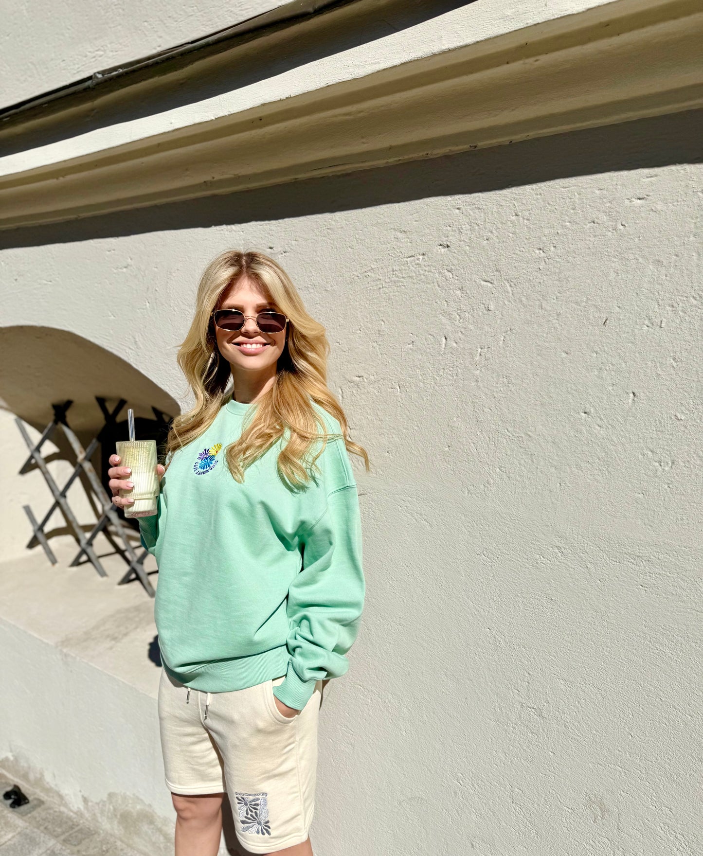 Oversize Sweatshirt "Flower Café Zaunkönig" - in Misty Jade