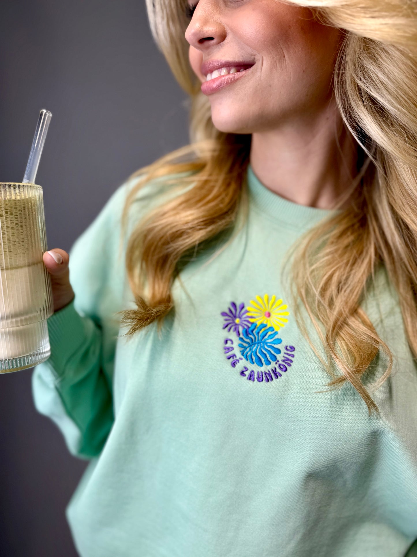 Oversize Sweatshirt "Flower Café Zaunkönig" - in Misty Jade