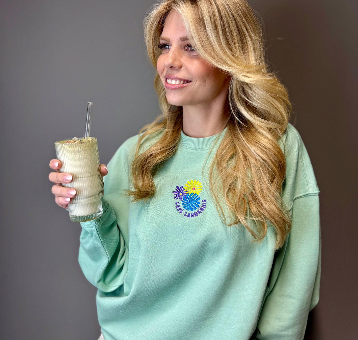 Oversize Sweatshirt "Flower Café Zaunkönig" - in Misty Jade