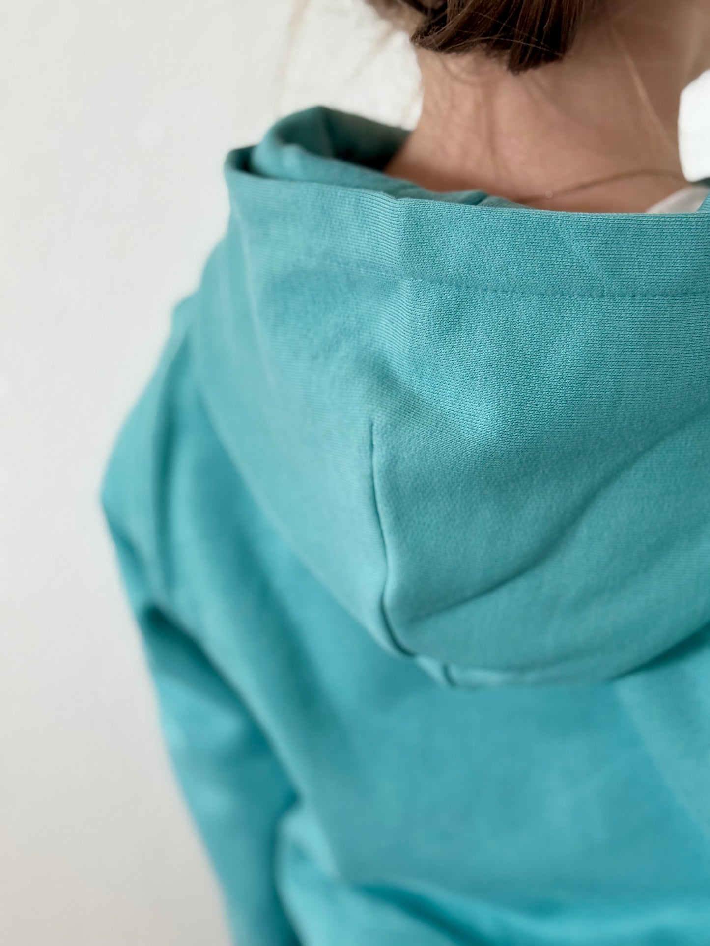 Kids Hoodie „Flower Café Zaunkönig“ Teal Monstera