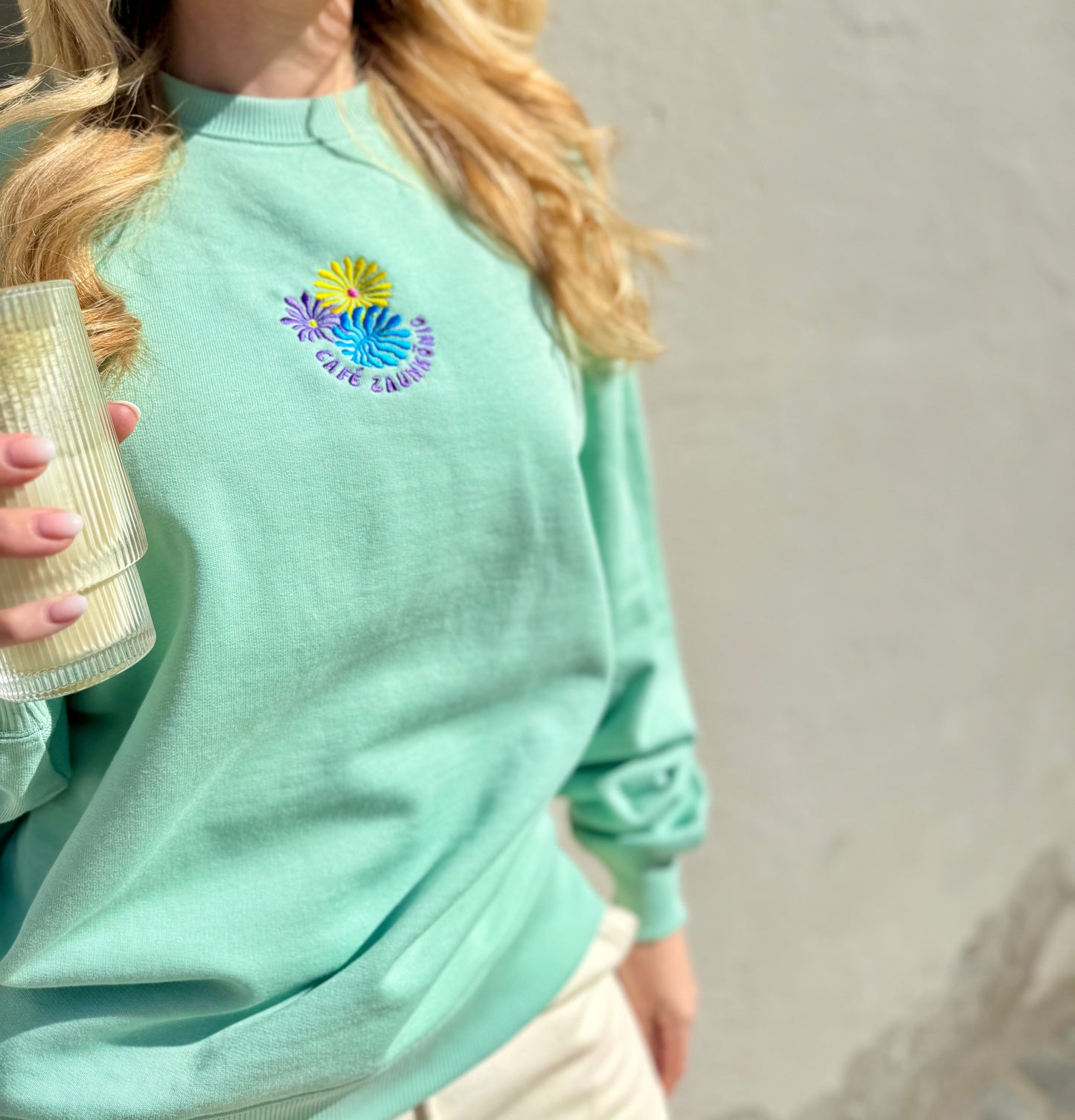Oversize Sweatshirt "Flower Café Zaunkönig" - in Misty Jade