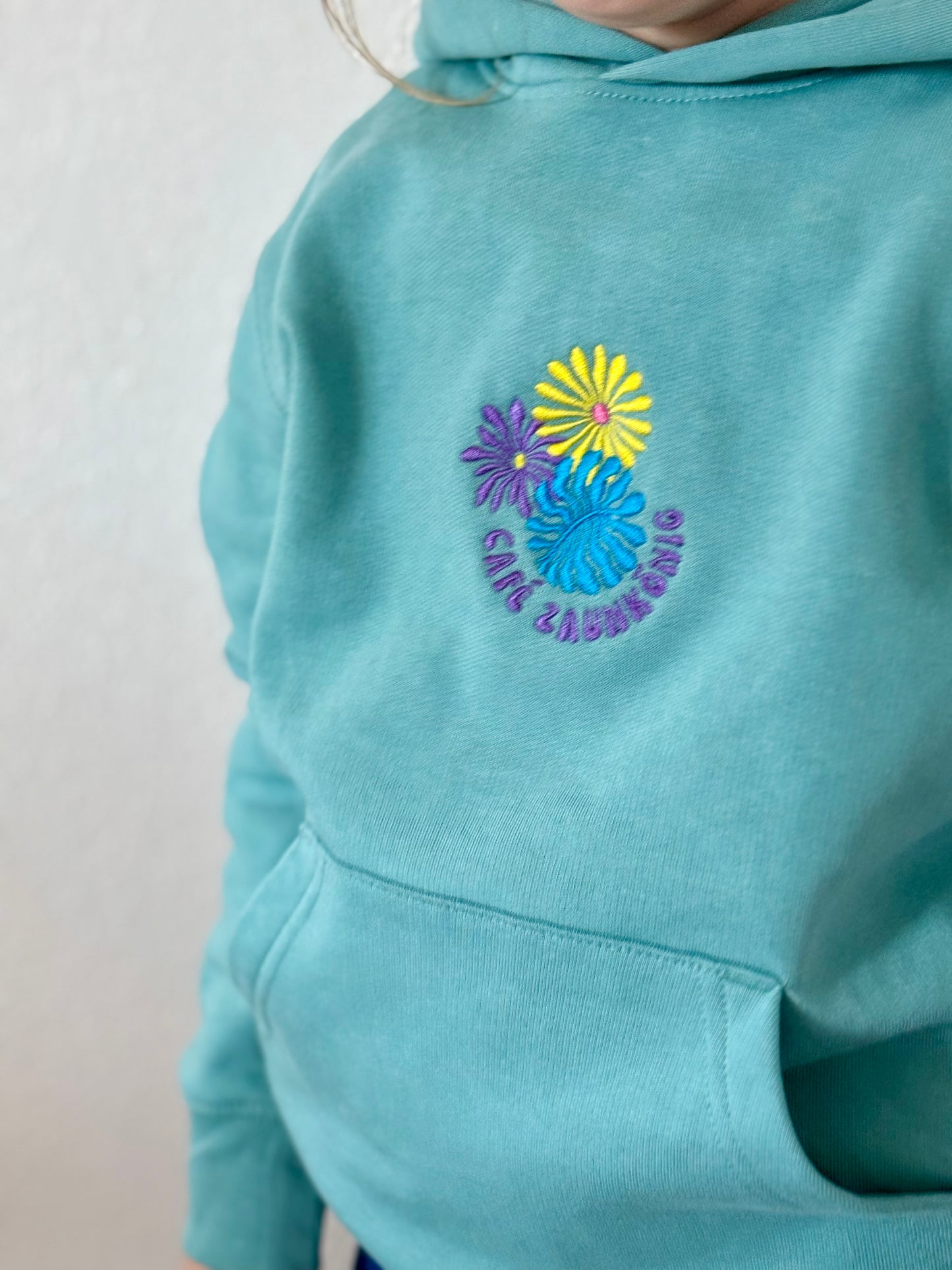 Kids Hoodie „Flower Café Zaunkönig“ Teal Monstera